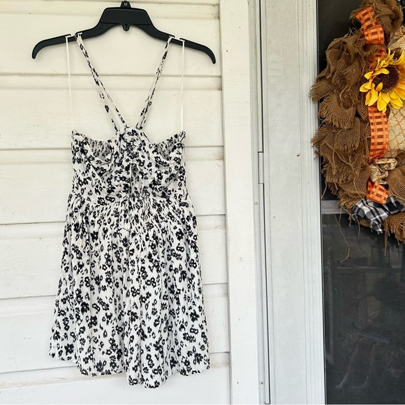 Promesa Floral Keyhole Halter Romper - Picture 7 of 11